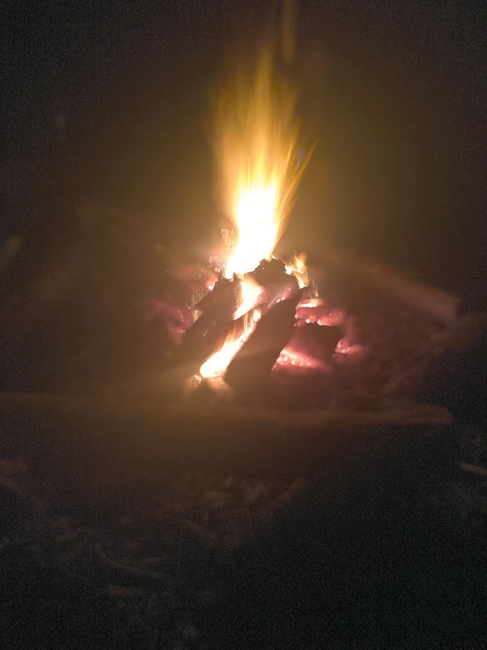 Ember Circle - ognisko nocą